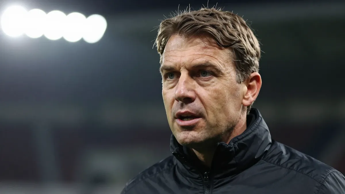 Borussia Mönchengladbachs Trainer Jan Polanski fordert von den jungen Spielern mehr Einsatz und Selbstbewusstsein, um...