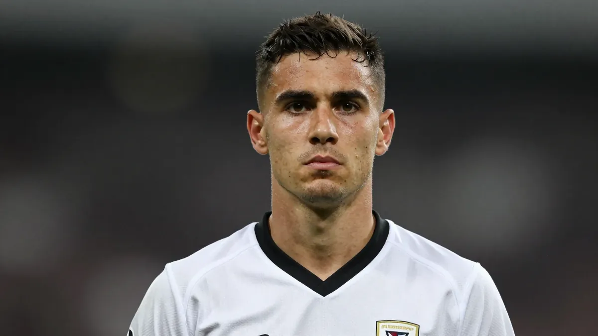 Long-serving defender Nico Elvedi has officially said goodbye to his Borussia Mönchengladbach teammates, as reported by...