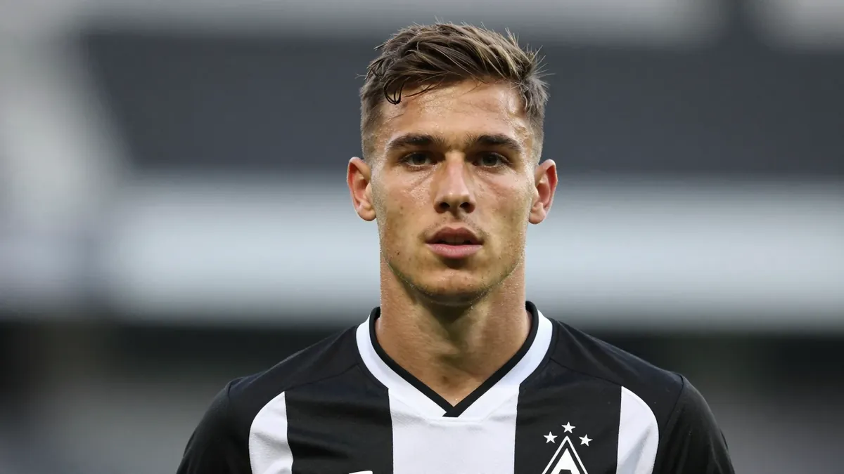 Borussia Mönchengladbach has told US defender Joe Scally to find a new club, with his contract running until 2027 and...