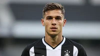 Borussia Mönchengladbach hat Joe Scally aufgefordert, einen neuen Verein zu suchen, da sein Vertrag 2027 ausläuft und er...