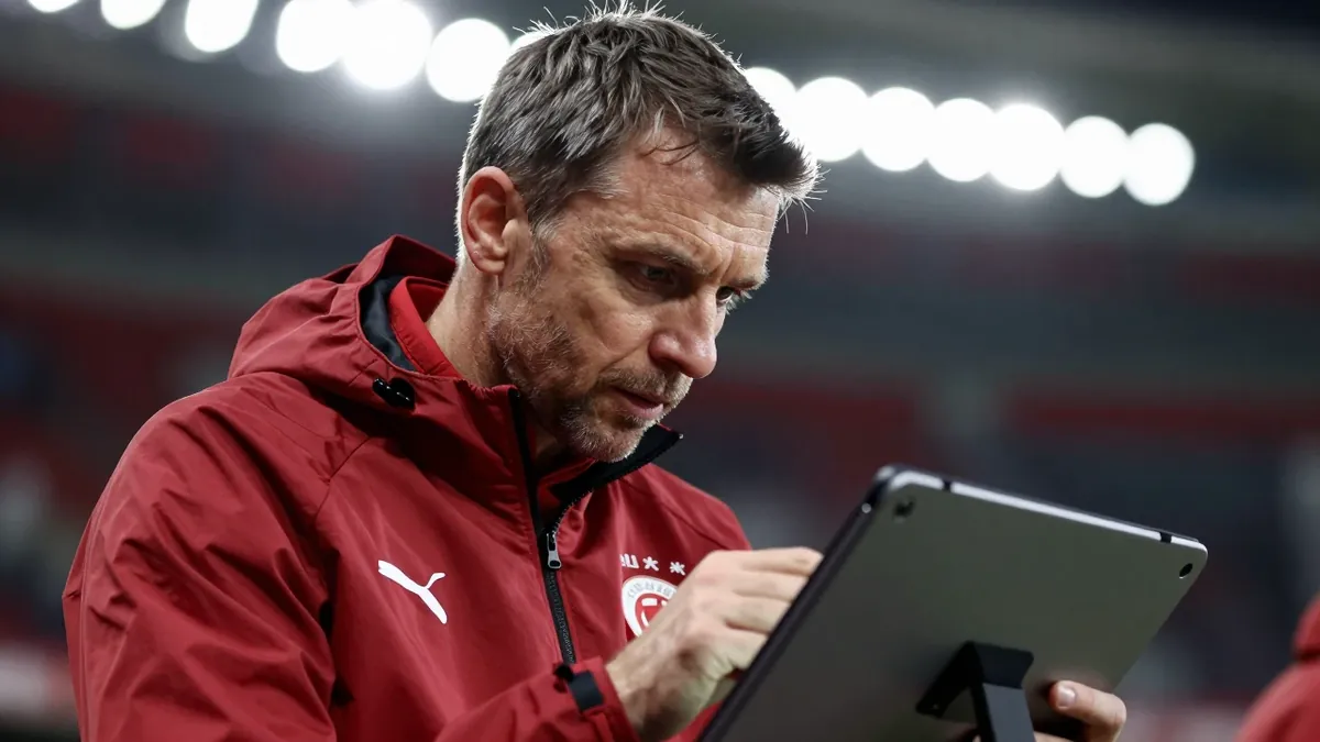 Leipzigs Trainer Martín Demichelis analysiert vor dem Saisonauftakt die neue defensive Ausrichtung von Borussia...